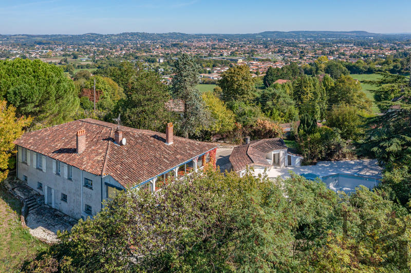 Maison - 244 m² - 9 pièces