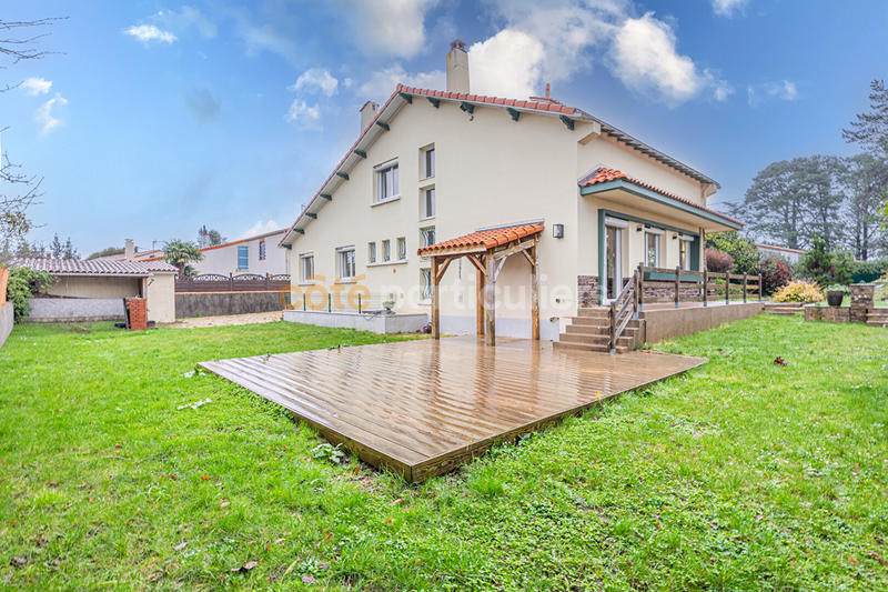 Maison - 180 m² - 8 pièces