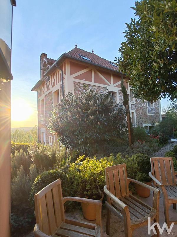 Maison - 220 m² - 8 pièces