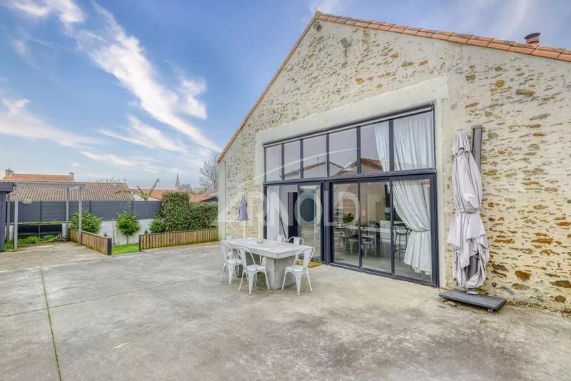 Maison - 220 m² - 9 pièces