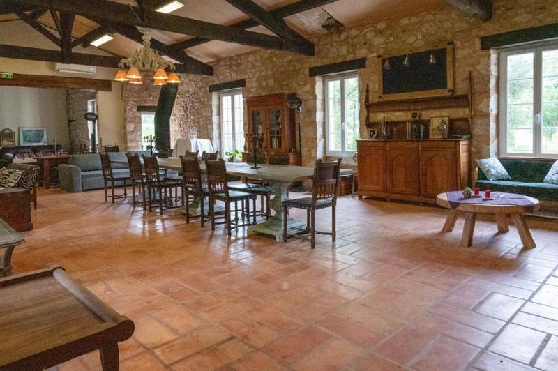 Propriété - 750 m² - 16 pièces