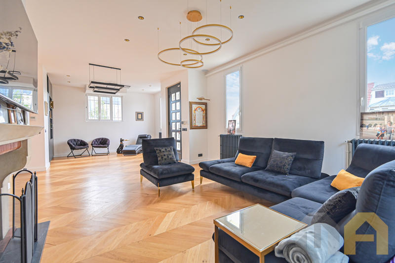 Maison - 280 m² - 8 pièces