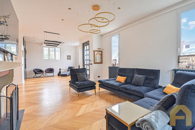 Maison - 280 m² - 8 pièces