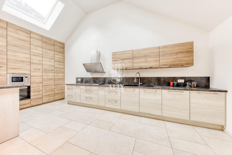 Maison traditionnelle - 246 m² - 8 pièces