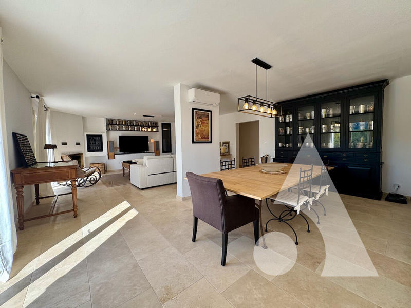 Maison - 350 m² - 12 pièces