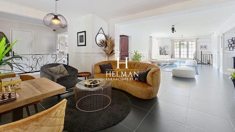 Maison - 344 m² - 12 pièces