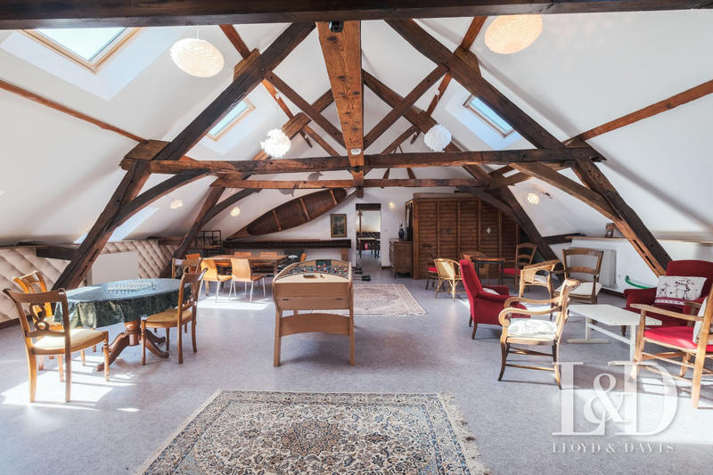 Maison - 1 200 m² - 26 pièces