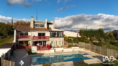 Maison - 330 m² - 8 pièces