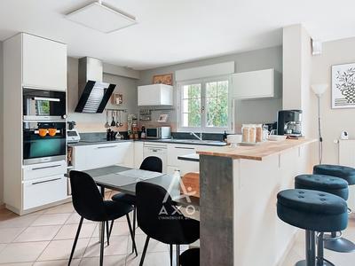 Maison - 285 m² - 10 pièces