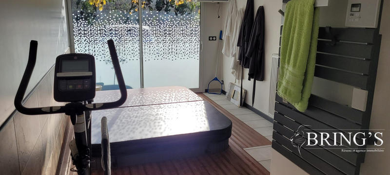 Maison - 250 m² - 9 pièces