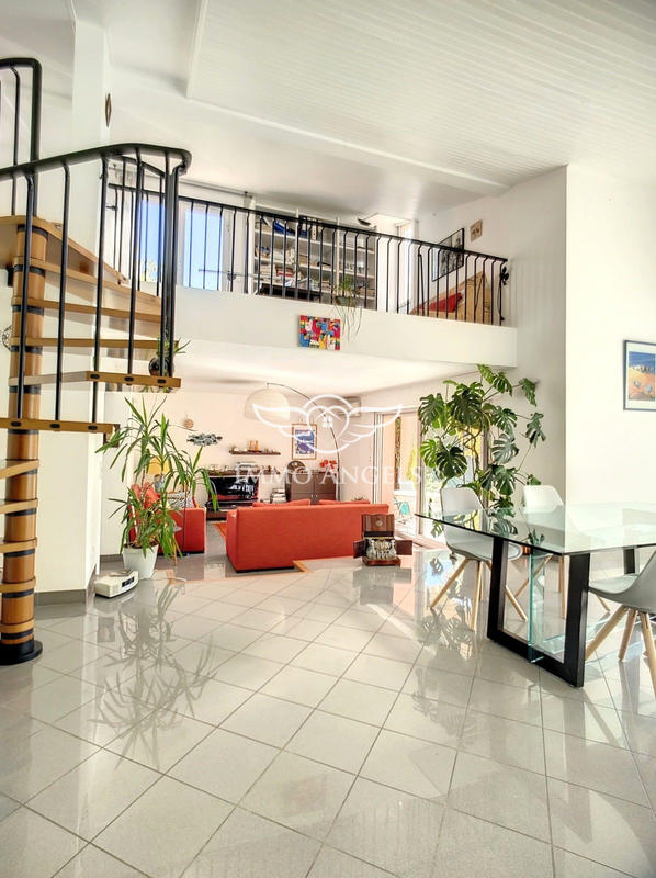 Maison - 209 m² - 6 pièces