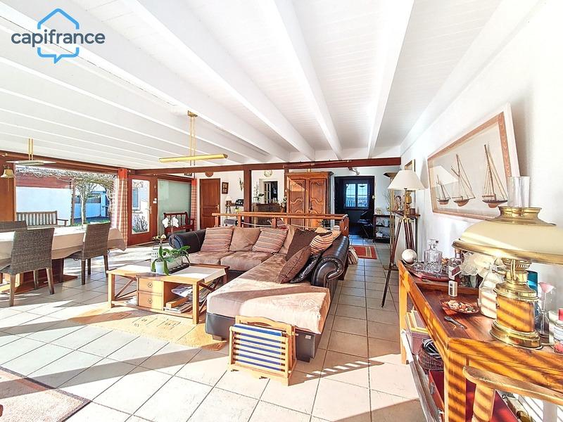 Maison - 233 m² - 10 pièces