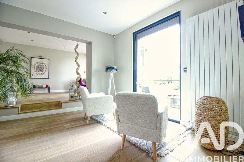 Maison - 232 m² - 9 pièces