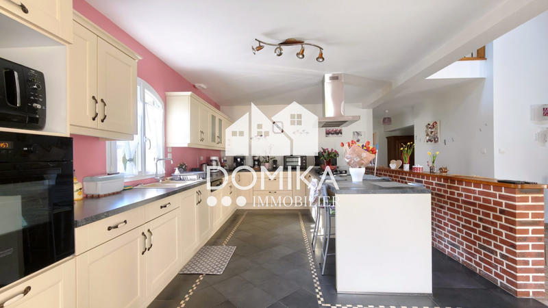 Maison - 242 m² - 6 pièces