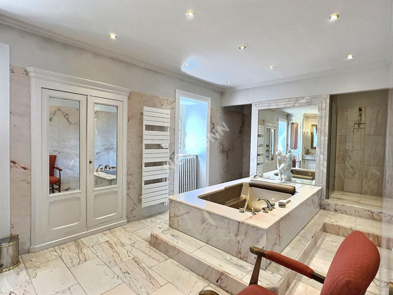 Maison - 258 m² - 8 pièces