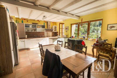 Maison - 1 200 m² - 26 pièces