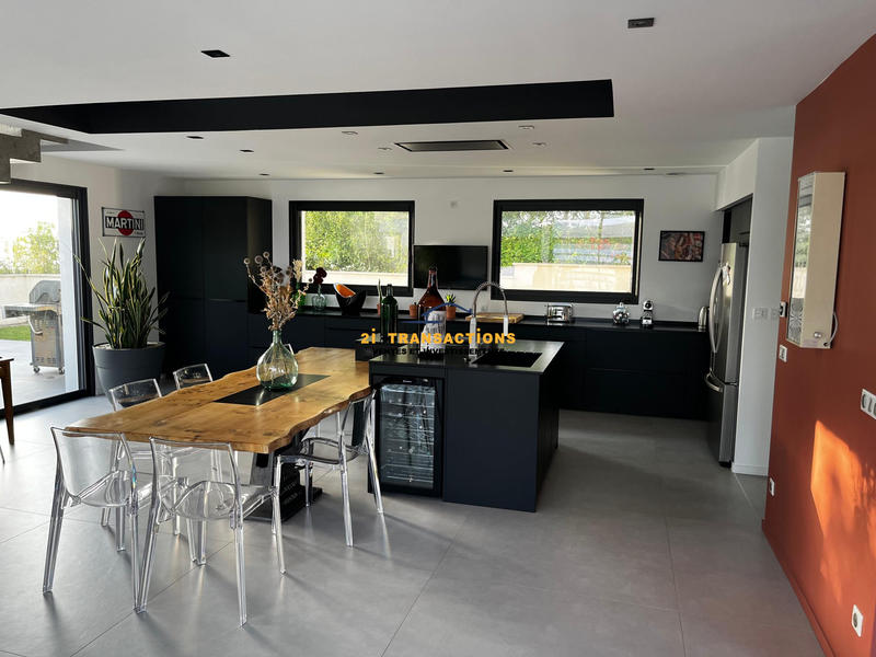 Maison - 240 m² - 6 pièces