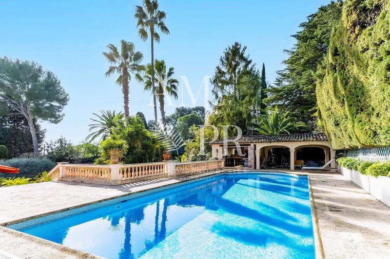 Villa - 300 m² - 7 pièces