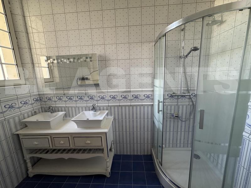 Maison - 300 m² - 8 pièces