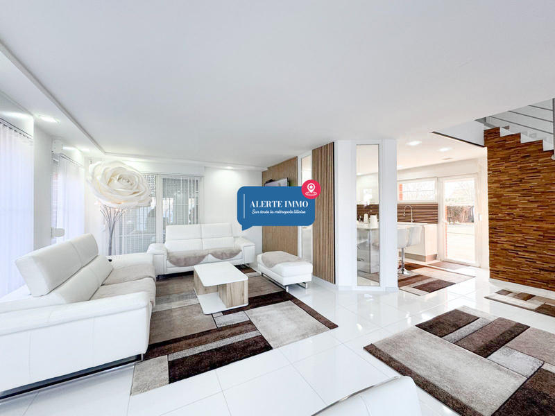 Maison - 208 m² - 10 pièces