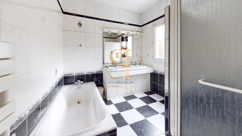 Maison - 90 m² - 4 pièces