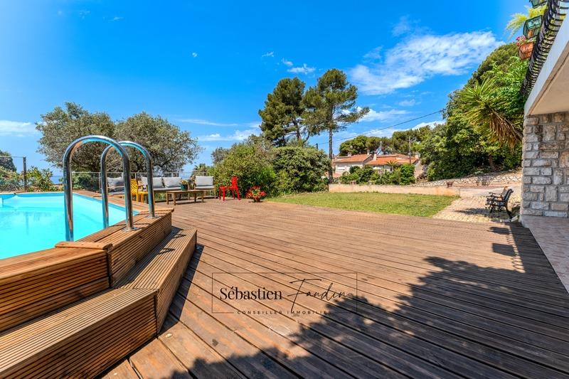 Maison - 210 m² - 8 pièces