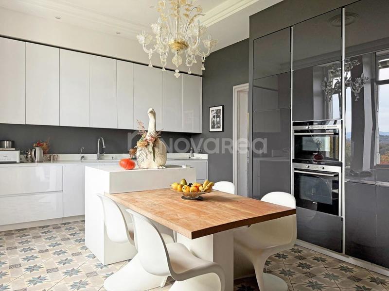 Appartement - 300 m² - 8 pièces