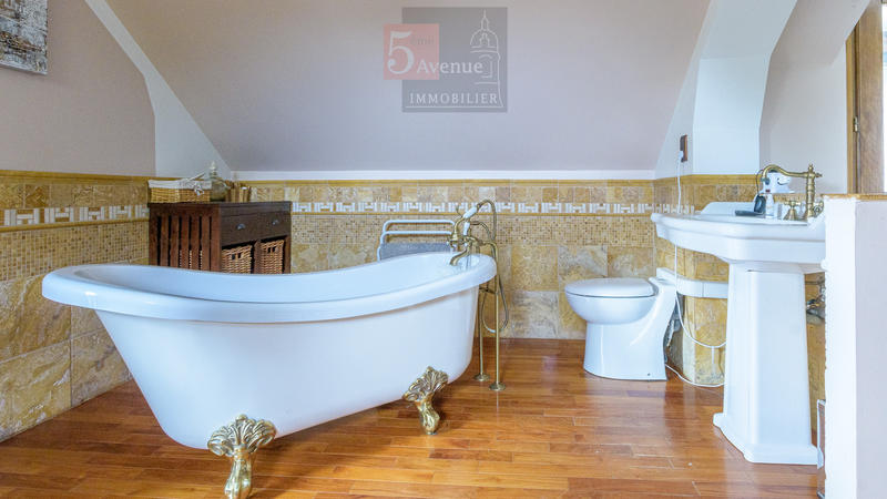 Maison - 335 m² - 12 pièces