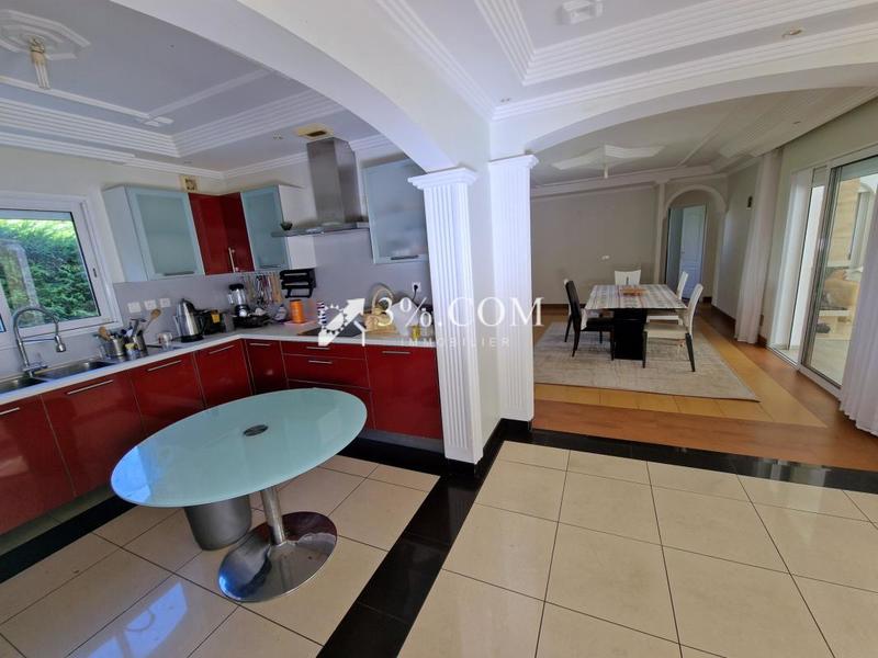 Villa - 300 m² - 15 pièces