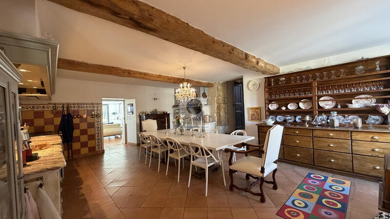 Maison - 649 m² - 15 pièces