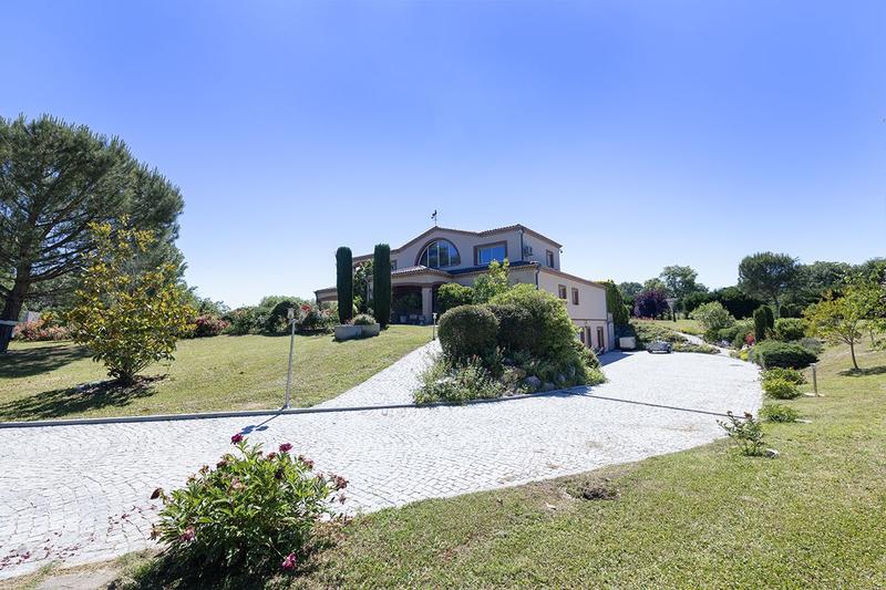 Maison - 397 m² - 8 pièces