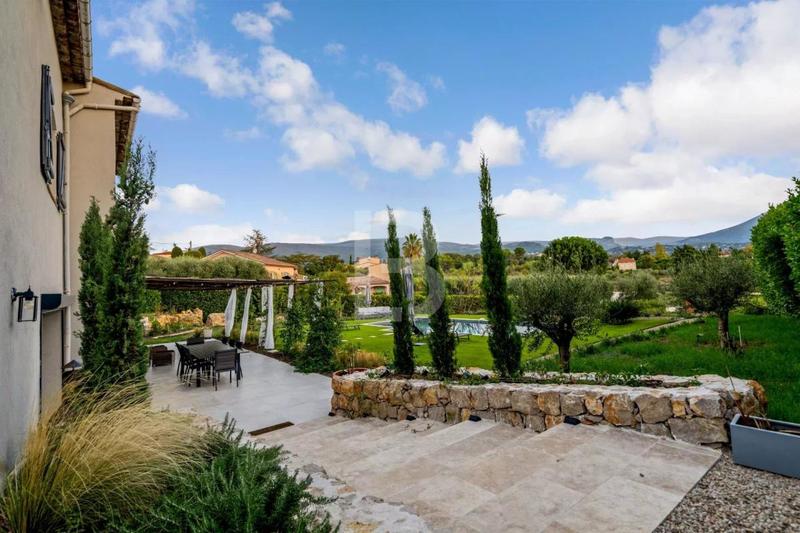 Propriété - 315 m² - 8 pièces