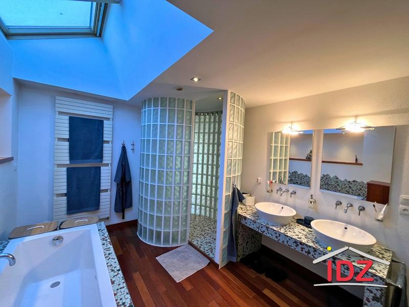 Villa - 318 m² - 9 pièces