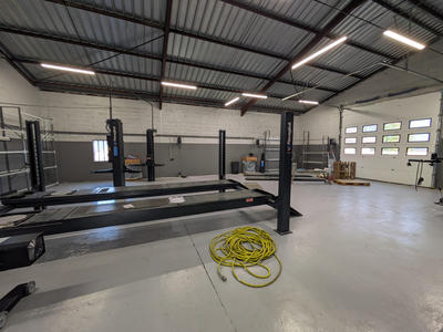 Local d'activités - 352 m²