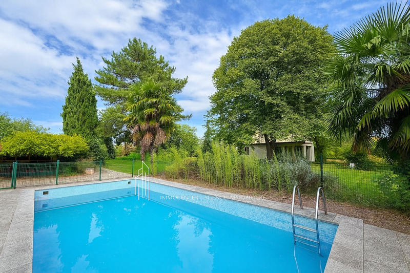 Villa - 300 m² - 9 pièces