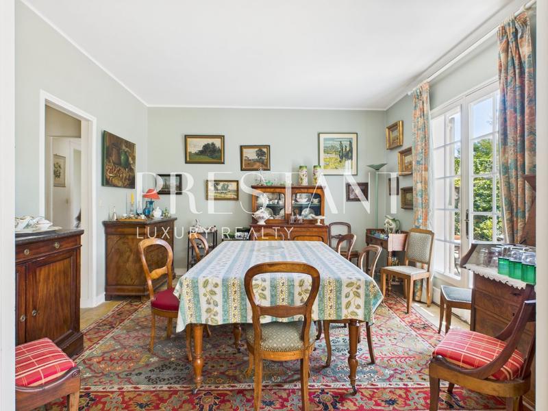 Maison - 200 m² - 8 pièces