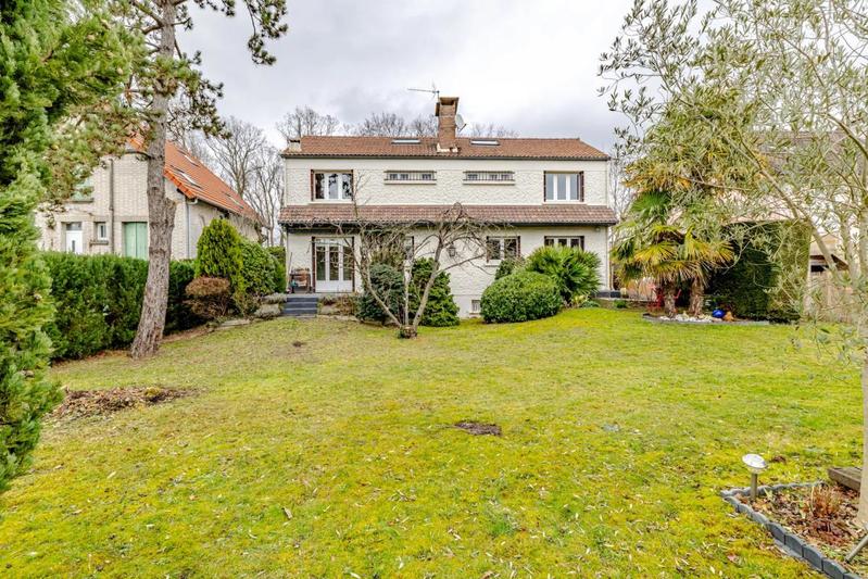 Maison - 230 m² - 9 pièces