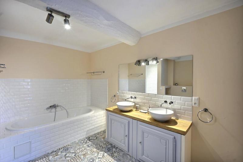 Mas - 360 m² - 11 pièces