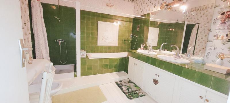 Propriété - 240 m² - 8 pièces