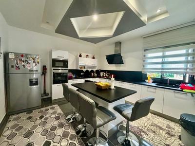 Maison - 149 m² - 9 pièces