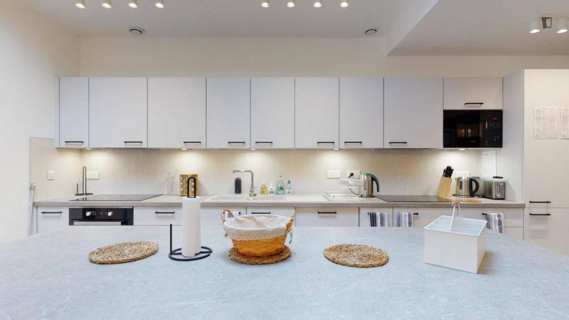 Chambre - 11 m² - 14 pièces