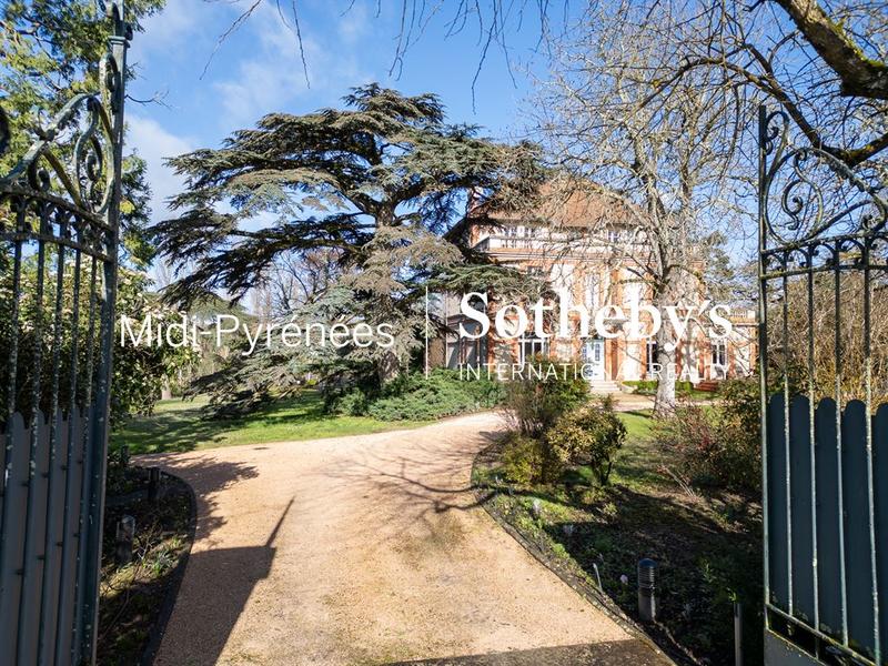 Maison de maîtres - 403 m² - 10 pièces