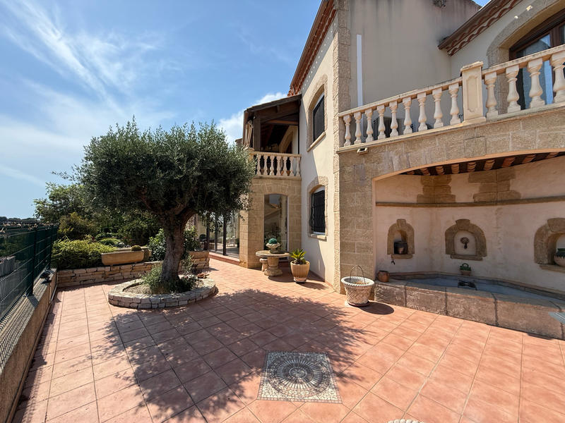 Maison - 230 m² - 8 pièces