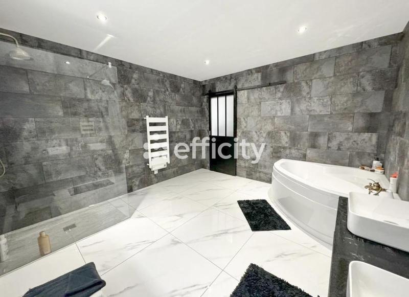 Maison - 212 m² - 7 pièces