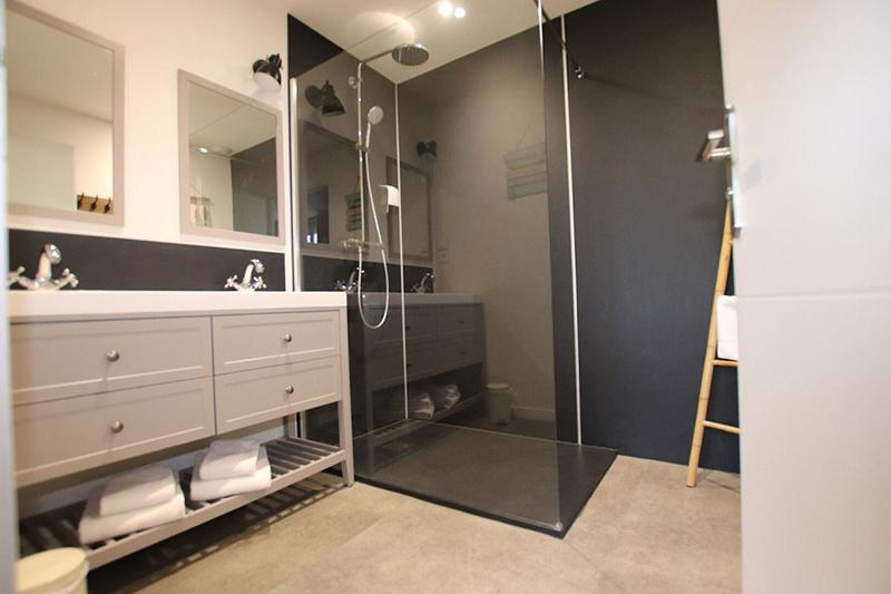 Maison - 1 300 m² - 40 pièces