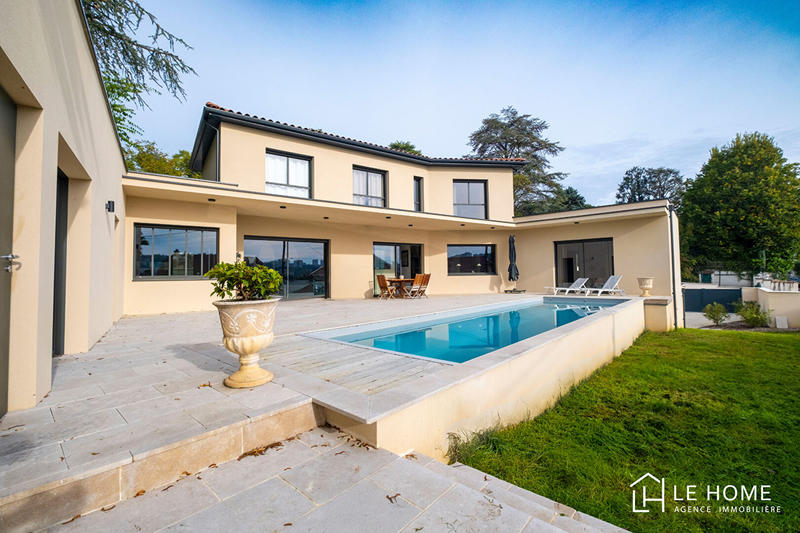 Maison - 240 m² - 6 pièces