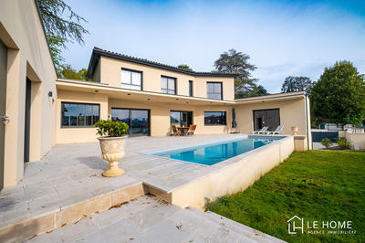 Maison - 240 m² - 6 pièces