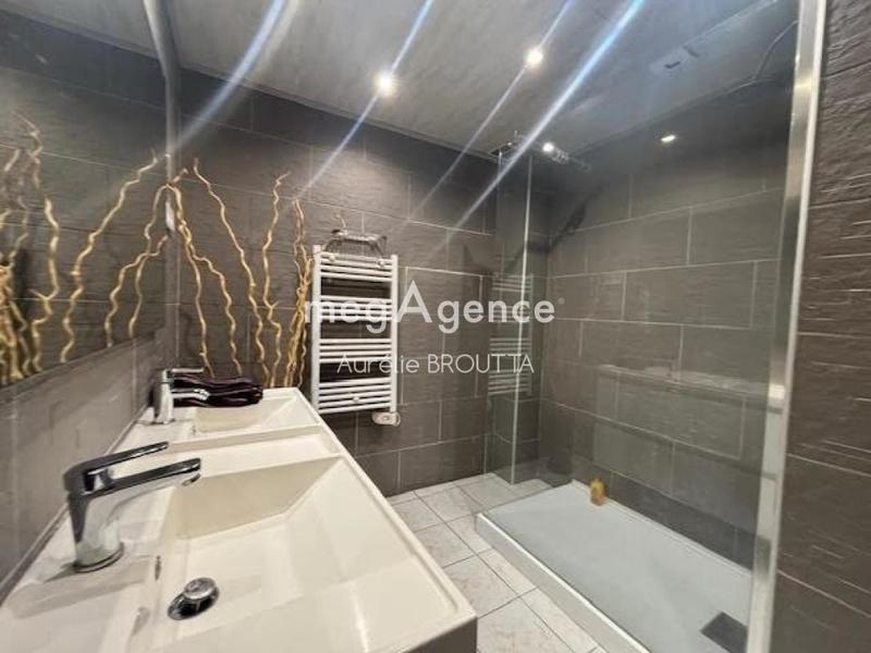 Maison - 247 m² - 8 pièces