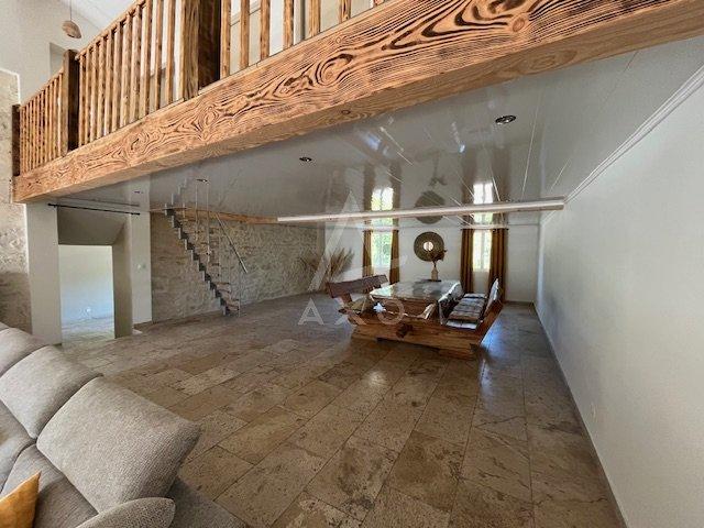 Maison - 220 m² - 6 pièces