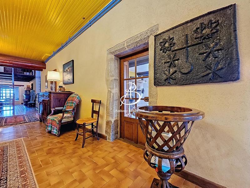 Maison - 331 m² - 12 pièces